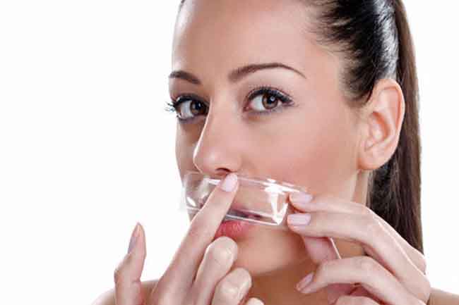 चेहरे की सुंदरता को कम करते, अपर लिप पर बाल